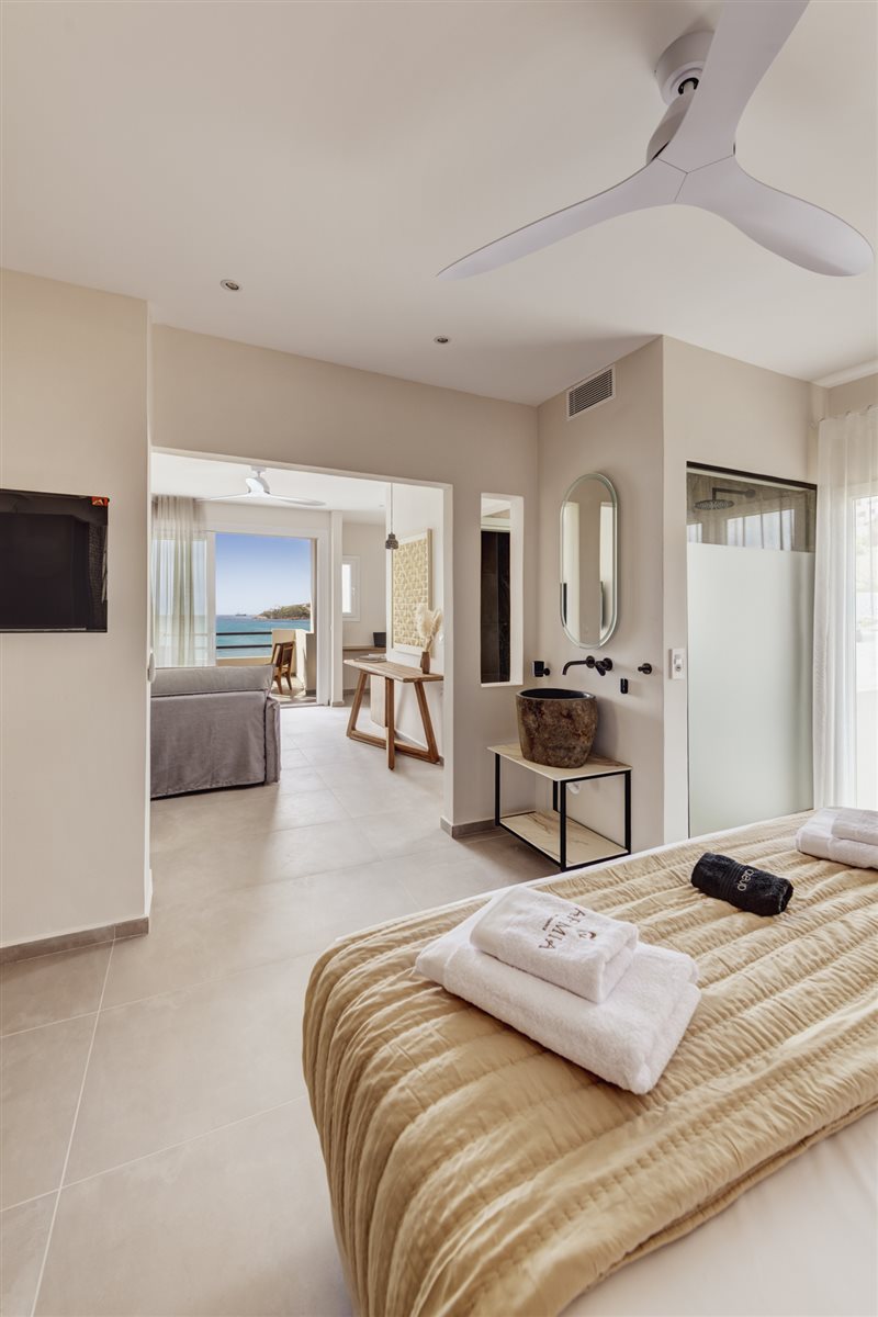 Master Suite with Sea View at Armia Experience Hotel, Vári, Sýros